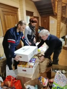 Социальная служба храма Знамения приняла участие в погрузке гуманитарной помощи
