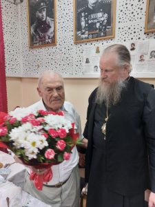 Архиепископ Анадырский и Чукотский Ипатий принял участие в поздравлении ветерана Великой Отечественной войны Петра Тимофеевича Соломатина